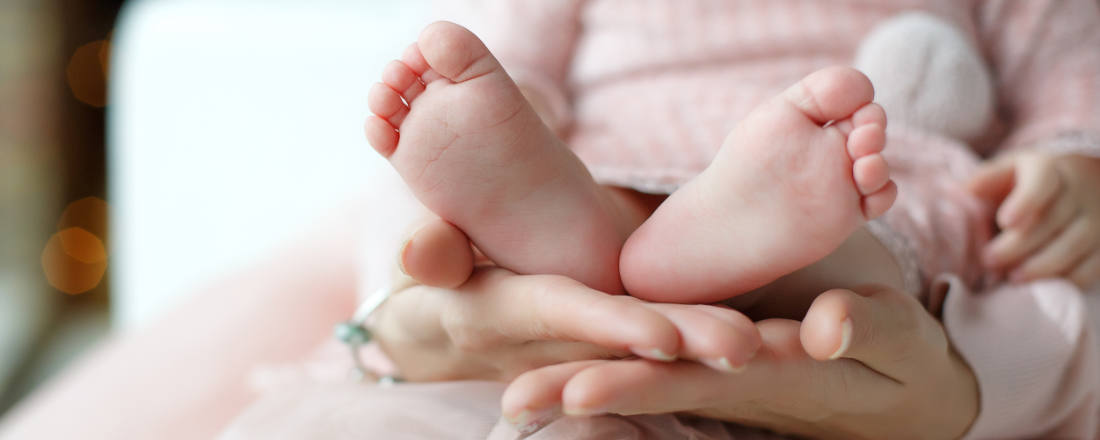 Image-du-Blog-ruedeloeuvre-represente-des-petits-pieds-de-bebe-pour-larticle-Lart-de-la-photographie-de-naissance-Techniques-et-astuces.jpg